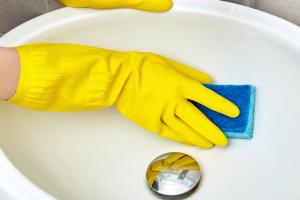 A Comprehensive Guide to Effectively Cleaning Your Bathroom Sink: Tips and Techniques