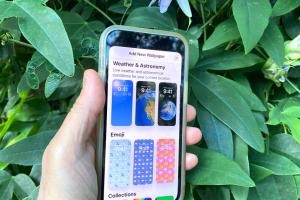 4 Simple Steps to Effortlessly Delete Lock Screen Wallpapers on iOS 16