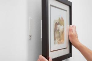 Creative Ways to Hang Pictures Without Nails: Ultimate Guide