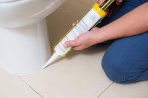Step-by-Step Guide on How to Caulk Around a Toilet Base for a Perfect Seal