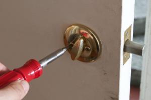 Step-by-Step Guide: How to Change a Deadbolt Lock Safely and Easily