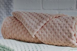 Mastering the Art of Folding Bath Towels: Techniques for a Neat and Tidy Home