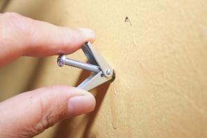Ultimate Guide on How to Hang a Heavy Picture Safely and Securely