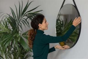 Creative Ways to Hang a Mirror on a Wall Without Nails