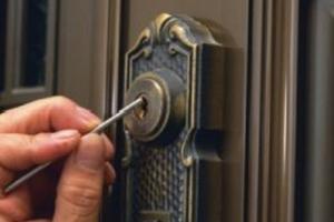 Mastering the Art of Unlocking a Door Without a Key: Essential Techniques & Tips