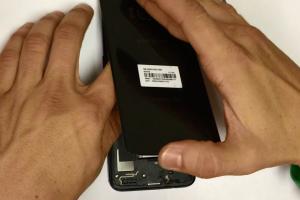 3 Simple Ways to Easily Remove the Back Cover of Your Samsung Galaxy Phone