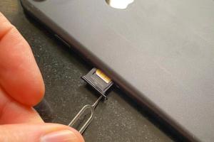 5 Simple Steps to Safely Remove a SIM Card from Your iPhone