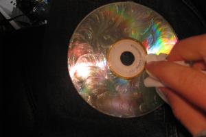 Ultimate Guide to Cleaning CDs: Simple Ways to Remove Scratches and Restore Your Discs